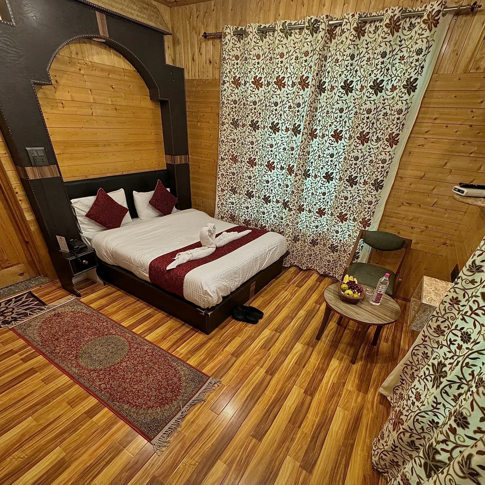 AC Deluxe Room bedding
