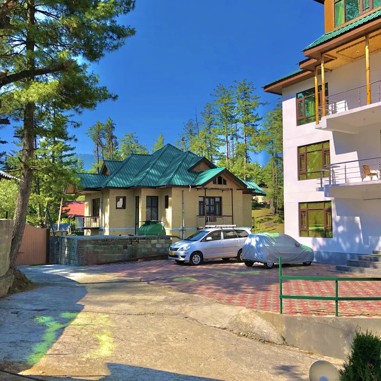 Hotel Gulmarg House in the mountains